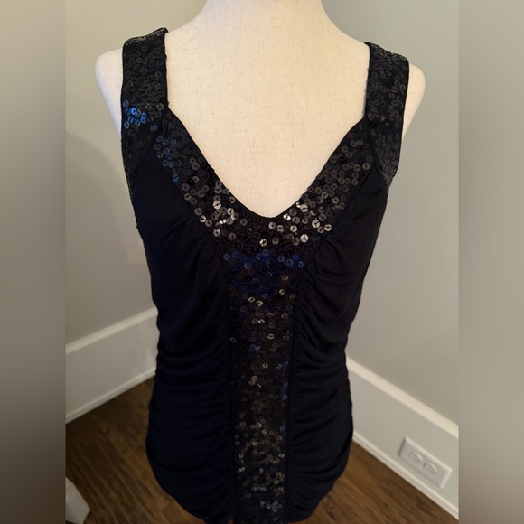 NEW W:SEQUINS! GORGEOUS SLEEVELESS BLACK SEQUINED TOP WITH SEQUINS! 😊🛍️ - Picture 5 of 7